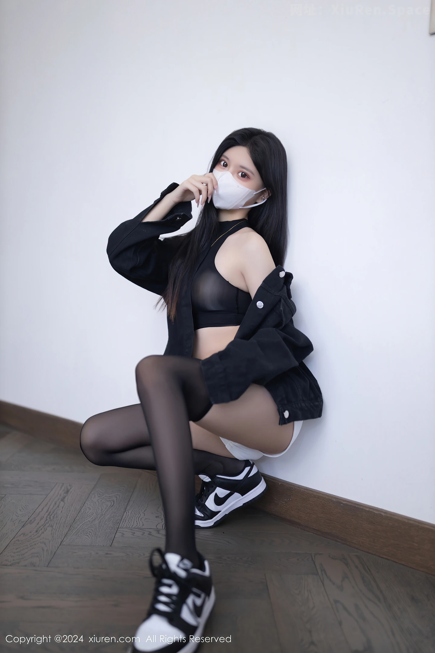 图片[4]-[XiuRen秀人网]VOL.8636 模特幼幼黑色外衣露性感黑色轻透内衣配黑丝袜秀美腿诱惑写真80P-秀人网官方网站